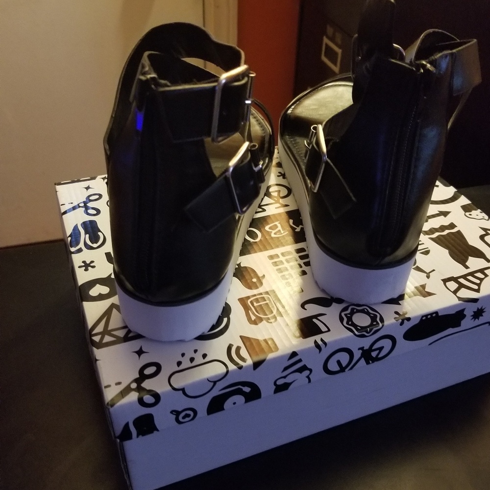 Shoe - Picture 3 of 5